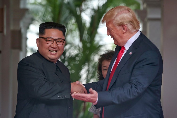 Hai ông Kim Jong-un và Donald Trump trong cuộc họp thượng đỉnh diễn ra vào tháng 6.2018 tại Singapore.