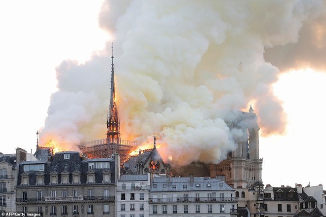 Vụ cháy lớn tại nhà thờ Đức bà Paris.