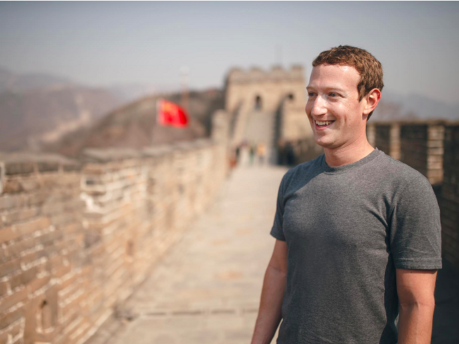 Hình ảnh Mark Zuckerberg đứng trên Vạn lý trường thành vào tháng 3/2016 (Ảnh: Business Insider)