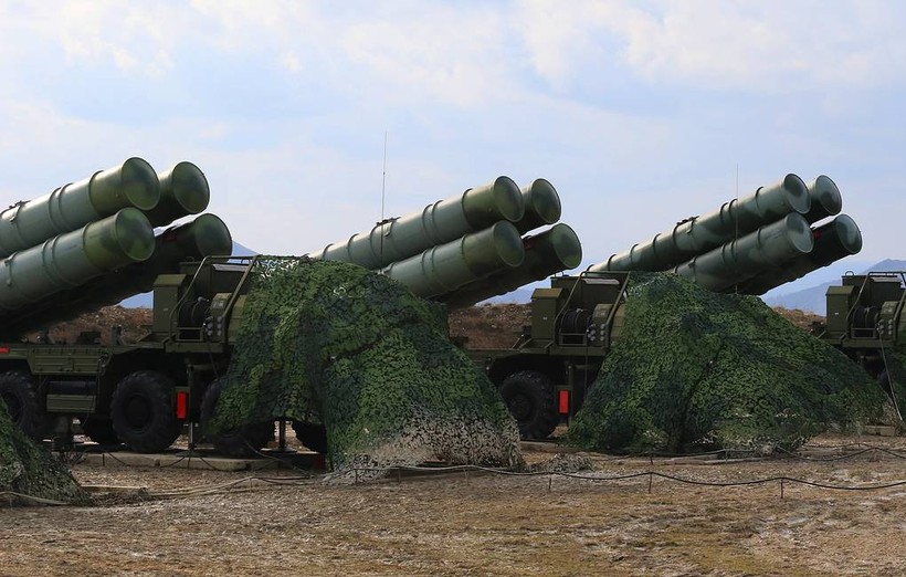 Hệ thống tên lửa đất đối không tầm trung và tầm xa S-400 cùng các bệ phóng tên lửa/súng tầm trung của Nga đã thực hành tấn công tên lửa hành trình của kẻ thù tại Crimea.