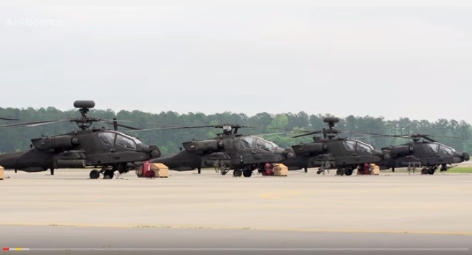Dàn trực thăng Apache chuẩn bị xuất kích.