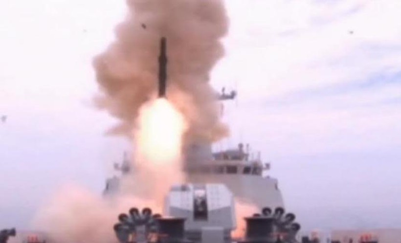Tên lửa săn ngầm Y-8 lần đầu tiên xuất hiện trong cuộc tập trận quy mô lớn của Hạm đội Nam Hải, Hải quân Trung Quốc ở Biển Đông diễn ra vào tháng 7/2015. 