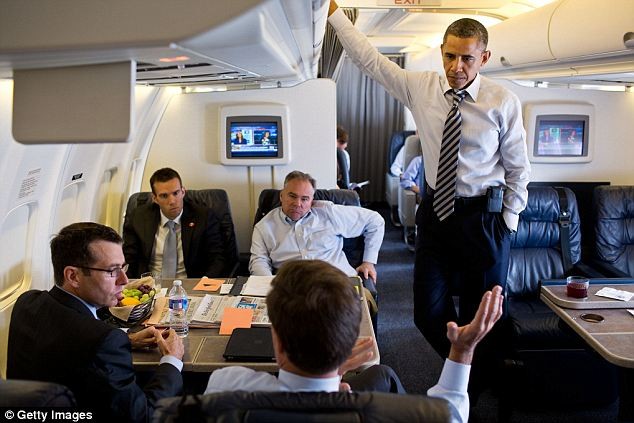 Tổng thống Obama và các trợ lý trên chuyên cơ Air Force One.