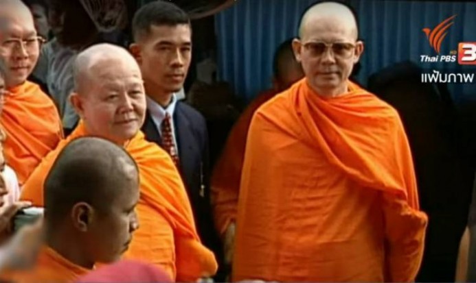 Ông  Phra Dhammachayo (bên phải, ngoài cùng).