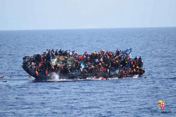 Một chiếc thuyền chở người di cư bị lật ngoài khơi Libya. (Nguồn: Reuters).
