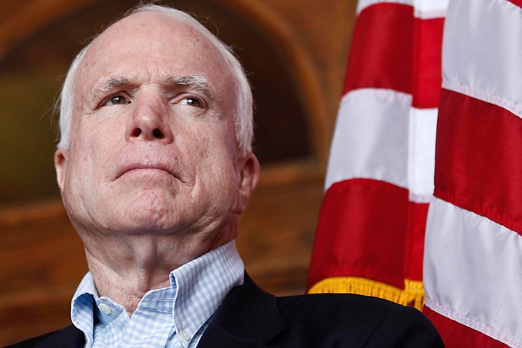 Thượng nghị sỹ John McCain – Chủ tịch Ủy ban Quân vụ Thượng viện Hoa Kỳ.