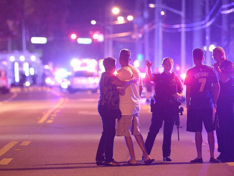 Bên ngoài hiện trường vụ xả súng ở Orlando.