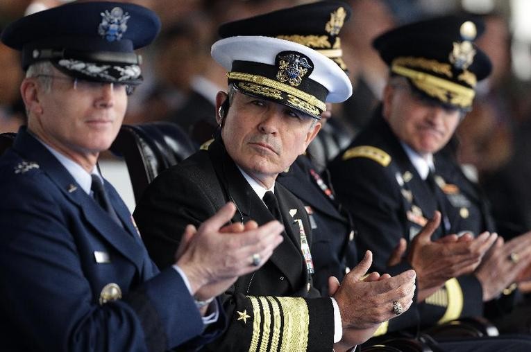 Đô đốc Harry Harris (ngồi giữa), Tư lệnh Bộ Tư lệnh Thái Bình Dương Mỹ. Nguồn ảnh: Getty Images.