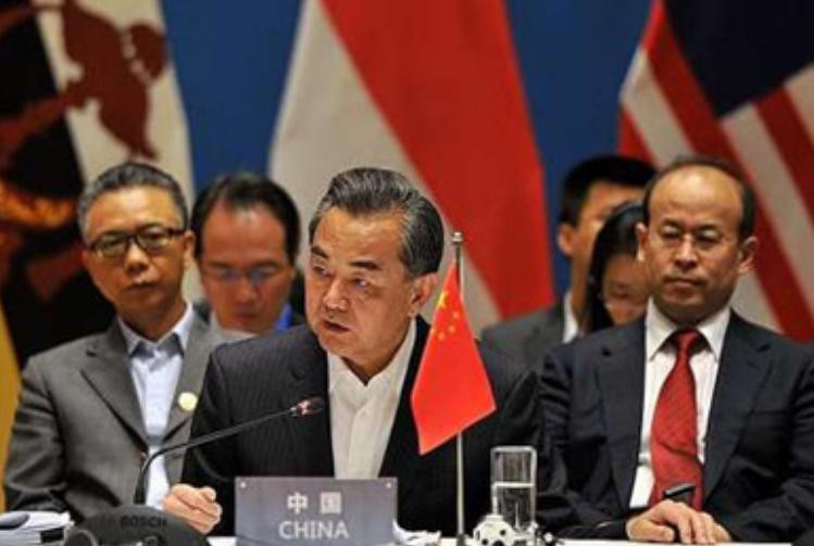 Tờ The Straits Times ngày 16/6 dẫn lời một quan chức ASEAN cho hay, trong Hội nghị đặc biệt Bộ trưởng Ngoại giao ASEAN-Trung Quốc từ ngày 13 - 14/6/2016, Bộ trưởng Ngoại giao Trung Quốc Vương Nghị đã “đặc biệt thô lỗ và ngạo mạn”.