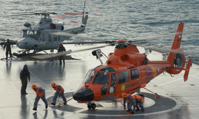 Máy bay trực thăng trên tàu vận tải Hải quân Indonesia. Ảnh: Tin tức Tham khảo.