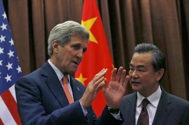 Ngoại trưởng Mỹ John Kerry và Bộ trưởng Ngoại giao Trung Quốc Vương Nghị (Ảnh tư liệu minh họa)