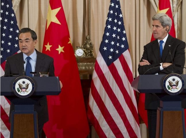 Bộ trưởng Ngoại giao Trung Quốc Vương Nghị và Ngoại trưởng Mỹ John Kerry. Ảnh: Đa Chiều.