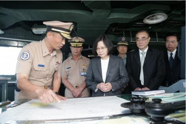 Tổng thống Đài Loan, bà Thái Anh Văn thăm tàu tuần phòng Địch Hóa lớp Khải Định, Hải quân Đài Loan. 