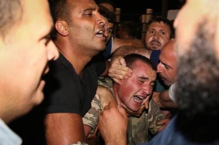 Binh sĩ quân đội Thổ Nhĩ Kỳ gây đảo chính bị người dân khống chế. Ảnh: Chinatimes.