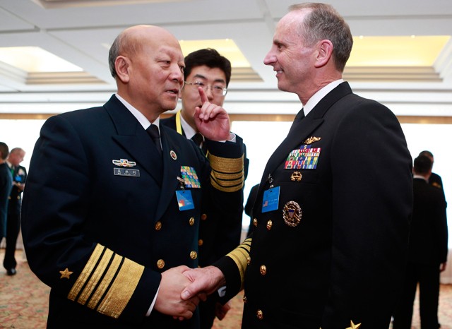 Đô đốc Trung Quốc Ngô Thắng Lợi và Đô đốc  Mỹ Johnathan Greenert. Ảnh tư liệu minh họa: Reuters