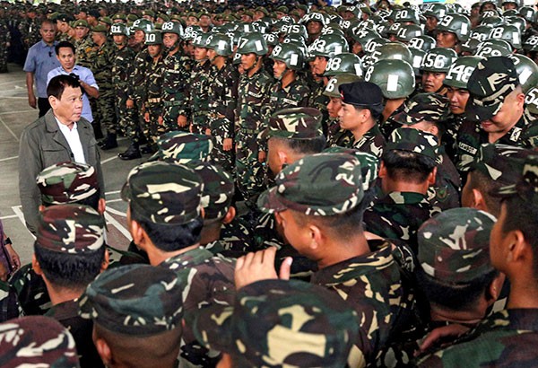 Philippines tuyên bố có thể chẳng cần đến viện trợ quân sự Mỹ. (ảnh ông Duterte và quân đội Philippines)