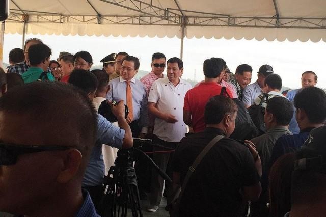 Tổng thống Philippines Rodrigo Duterte đích thân đến chào từ biệt ngư dân Việt Nam.