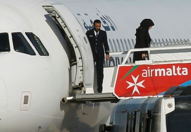 Những hành khách đầu tiên bước xuống từ chiếc Airbus A320. Ảnh: Reuters. 