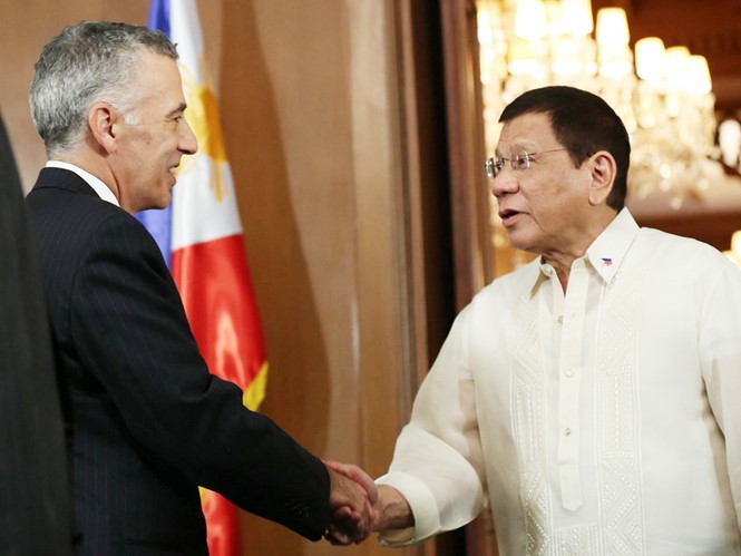 Tổng thống Duterte tiếp ông Goldberg tại phủ tổng thống hồi tháng 7.2016.