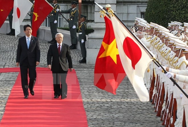 Thủ tướng Nhật Bản Shinzo Abe và Tổng Bí thư Nguyễn Phú Trọng duyệt đội danh dự trong chuyến thăm Nhật Bản của Tổng Bí thư hồi tháng 9/2015. (Ảnh: Trí Dũng/TTXVN)