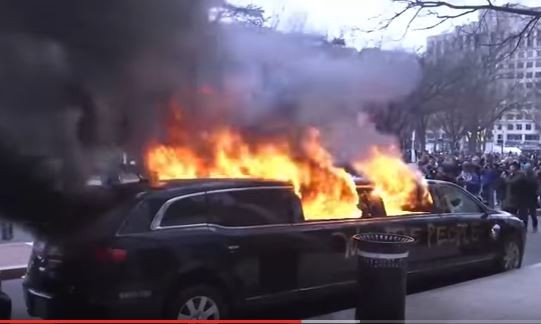 Người biểu tình đốt xe sang Limousine ngày ông Donald Trump nhậm chức