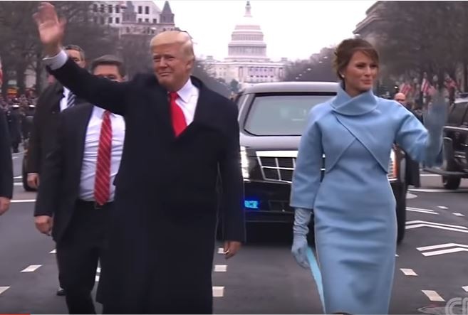  Ông Trump cùng vợ đi bộ chào dân Mỹ trên Đại lộ Pennsylvania