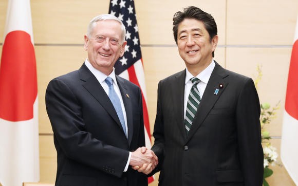 Bộ trưởng quốc phòng Mỹ và Thủ tướng Nhật Bản.