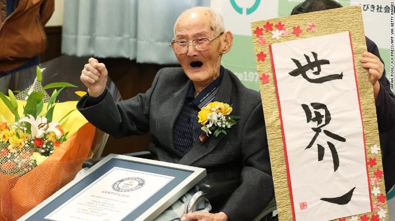Người đàn ông Nhật Bản 112 tuổi, Chitetsu Watanabe, đứng bên cạnh tờ thư pháp bằng tiếng Nhật “Số 1 thế giới” sau khi ông được công nhận là người đàn ông sống lâu nhất thế giới ở Joetsu, quận Niigata vào ngày 12/2.