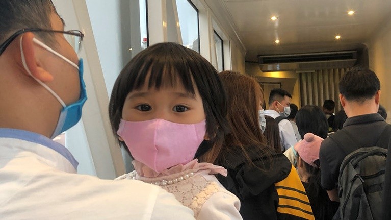 Bé 2 tuổi từ Trung Quốc về bị ho sốt, cha mẹ nhất định không đưa con đến BV cách ly. Ảnh minh họa: Internet