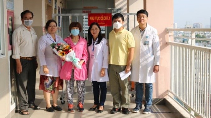 Anh Li ZiChao, người bị nhiễm virus Corona vừa được Bệnh viện (BV) Chợ Rẫy TP.HCM điều trị thành công, đến BV Quận 11 đón mẹ về nhà. Ảnh: BV