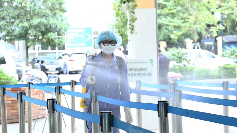 BV Hữu nghị Việt Đức tiến hành khử khuẩn thường xuyên các vị trí trong khuôn viên bệnh viện. Ảnh: Nguyễn Hương
