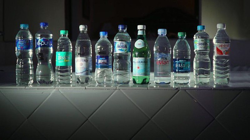 Hạt vi nhựa tồn tại nhiều nhất ở nước đựng trong chai nhựa tái chế, thậm chí cả chai thủy tinh. Ảnh: Internet