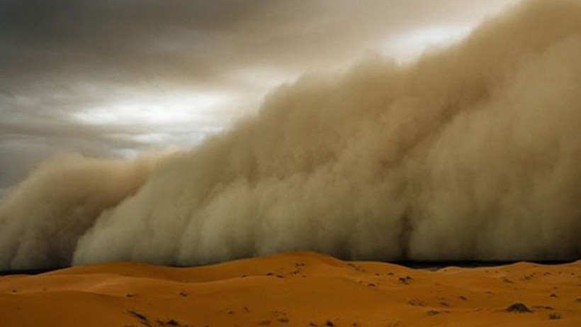 Mỗi năm, hàng trăm triệu tấn bụi từ các sa mạc ở châu Phi và thổi qua Đại Tây Dương. Ảnh: Getty Images