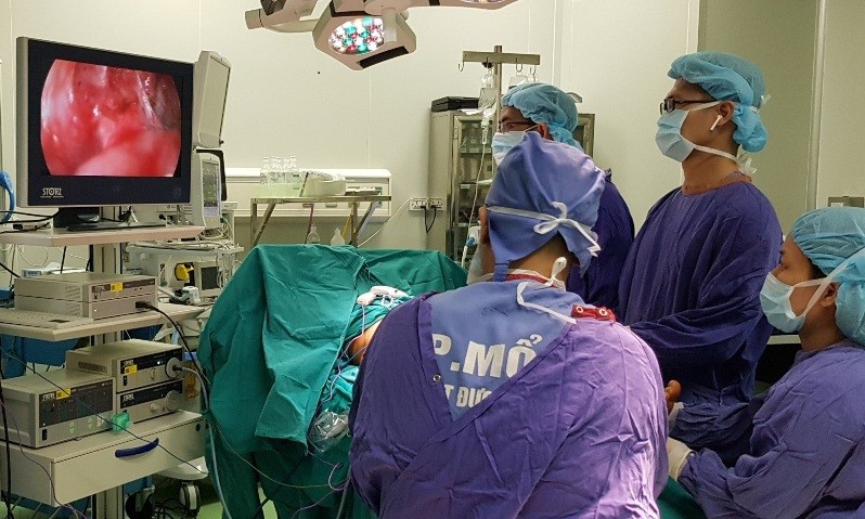 Một ca phẫu thuật nội soi với đầy đủ trang thiết bị hiện đại tại Trung tâm Phẫu thuật Tạo hình Thẩm mỹ (BV Hữu nghị Việt Đức). Ảnh: BVCC