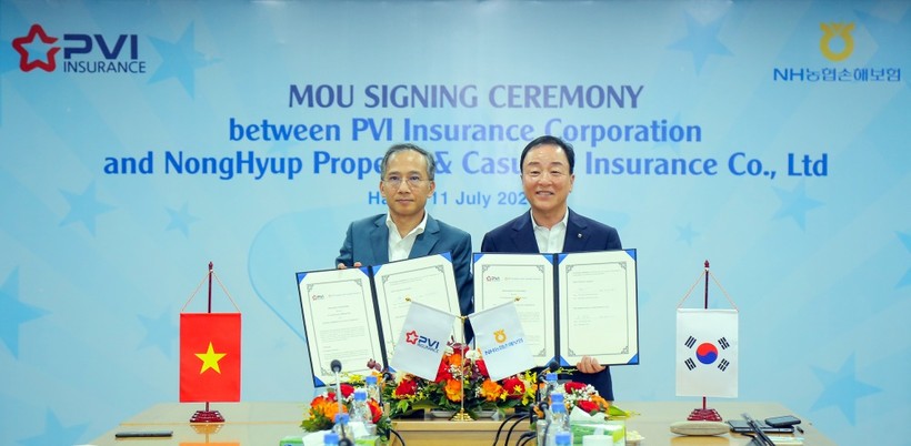 Ông Dương Thanh Francois - Chủ tịch HĐTV Bảo hiểm PVI và ông Choi Mun Seob - Tổng Giám đốc Bảo hiểm NH P&C ký kết thỏa thuận hợp tác