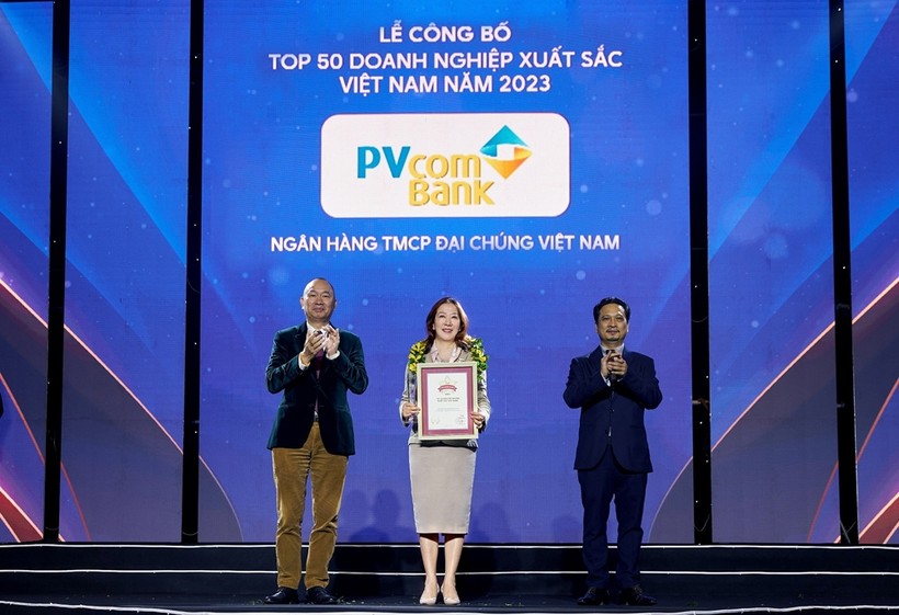 Bà Nguyễn Thanh Huyền, đại diện Ban điều hành PVcomBank nhận 2 giải thưởng từ Ban tổ chức.