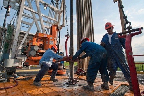 Công nhân Mỹ đang làm việc tại một mỏ dầu đá phiến. Ảnh: Bloomberg