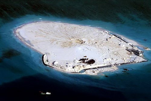 Ảnh chụp từ máy bay cho thấy Trung Quốc đang xây dựng trái phép trên bãi đá Gạc Ma thuộc quần đảo Trường Sa của Việt Nam