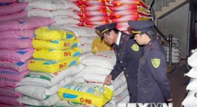 Đoàn thanh tra Chi Cục Thú y kiểm tra đại lý thức ăn chăn nuôi tại Bắc Giang.