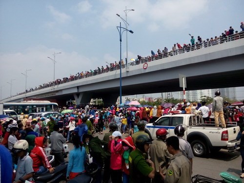 Hàng ngàn công nhân đã tổ chức tuần hành ngay trong khuôn viên Công ty PouYuen, sau đó kéo ra khu vực cầu vượt trước công ty để tiếp tục tuần hành, gây tắc nghẽn giao thông nghiêm trọng ở khu vực này
