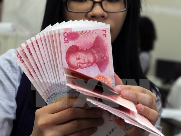 Kiểm đồng nhân dân tệ tại ngân hàng Mega ở Đài Bắc, Đài Loan ngày 6/2. (Nguồn: AFP/TTXVN)