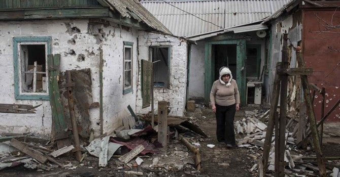 Một khu nhà dân bị tàn phá, ở TP Debaltseve, đông bắc Donetsk (ảnh chụp 17/03/2015). Ảnh REUTERS/Marko Djurica