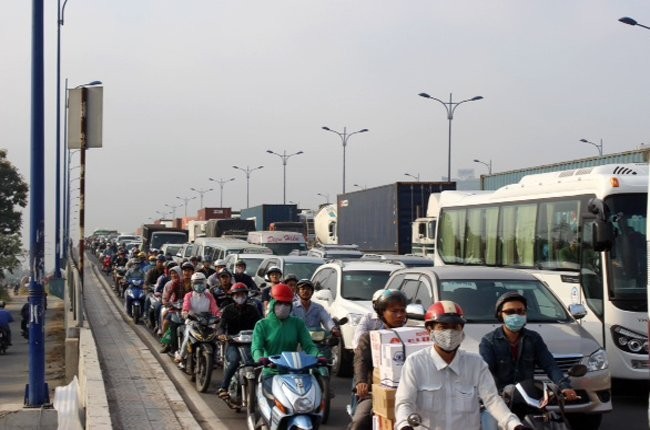 Xa lộ Hà Nội ở TPHCM thường xuyên bị tắc do xe tải, xe container vào cảng lấy/trả hàng