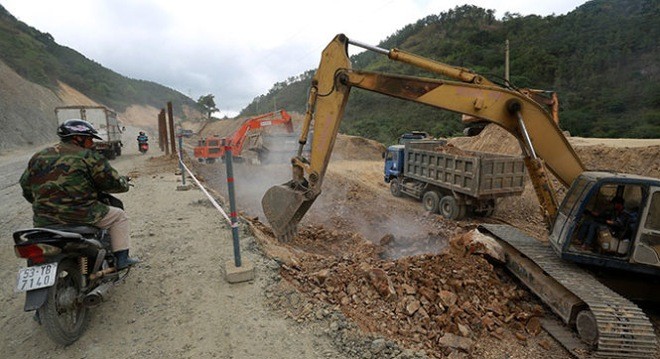 Thi công dự án công trình cải tạo, nâng cấp quốc lộ 19 theo hình thức hợp đồng BOT đoạn qua đèo Mang Yang, Gia Lai. Dự kiến đến cuối năm 2015 sẽ lập trạm thu phí (ảnh chụp chiều 12-4)