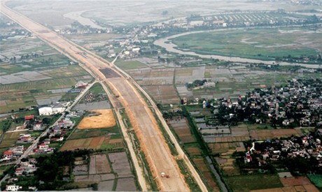 Cao tốc Hà Nội - Hải Phòng khi chưa hoàn thành, thảm nhựa.