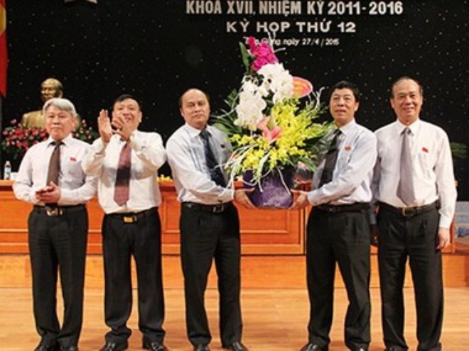 Các vị Thường trực Tỉnh ủy, Hội đồng Nhân dân tỉnh tặng hoa chúc mừng ông Nguyễn Văn Linh. 