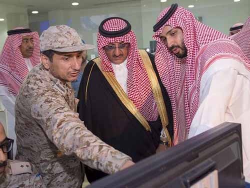 Tân Thái tử Mohammed bin Nayef (giữa) và Bộ trưởng Quốc phòng Mohammad bin Salman (phải)Ảnh: Reuters