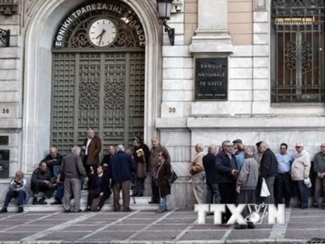 Người dân Hy Lạp chờ lĩnh lương tại Ngân hàng Trung ương ở thủ đô Athens ngày 29/4