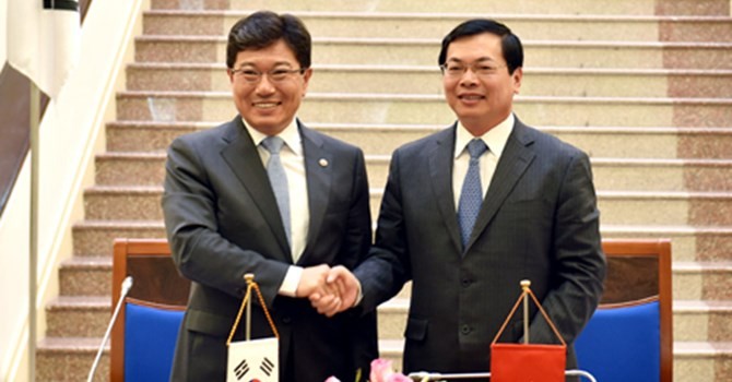 Bộ trưởng Bộ Công Thương Vũ Huy Hoàng và Bộ trưởng Bộ Thương mại, Công nghiệp và Năng lượng Hàn Quốc Yoon Sang-jick tại Lễ ký kết.
