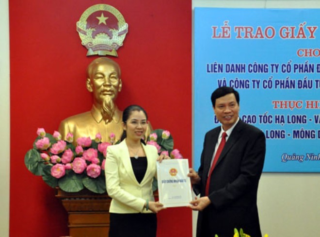 Ông Nguyễn Đức Long, Chủ tịch UBND tỉnh Quảng Ninh trao Giấy chứng nhận đầu tư cho Nhà đầu tư